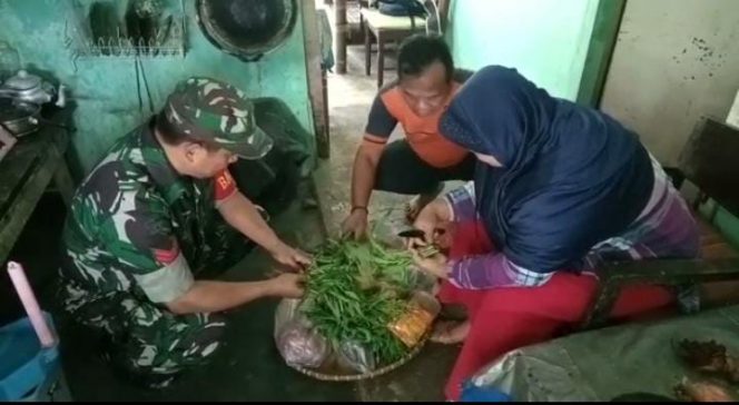
 Koptu Agus Supriyadhi menjalankan program Babinsa Masuk Dapur di wilayah Kelurahan Sukasari. (Istimewa/Bogordaily.net)
