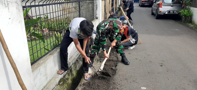 Monitoring Padat Karya, Babinsa Kelurahan Ciwaringin Ikut Bersihkan Drainase