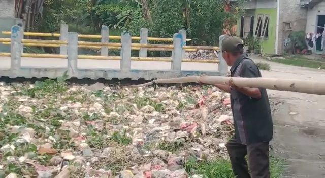 Sampah Sumbat Aliran Kali Irigasi di Babelan, Ada Eceng Gondok hingga Plastik