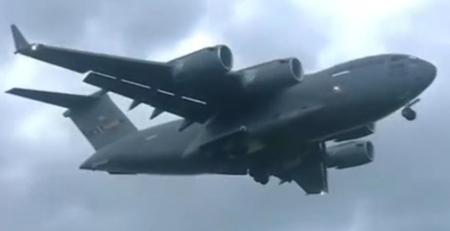 Heboh, Dikira Alien Penampakan Pesawat Jumbo US Air Force Mendarat di Bali Terekam Kamera  Warga