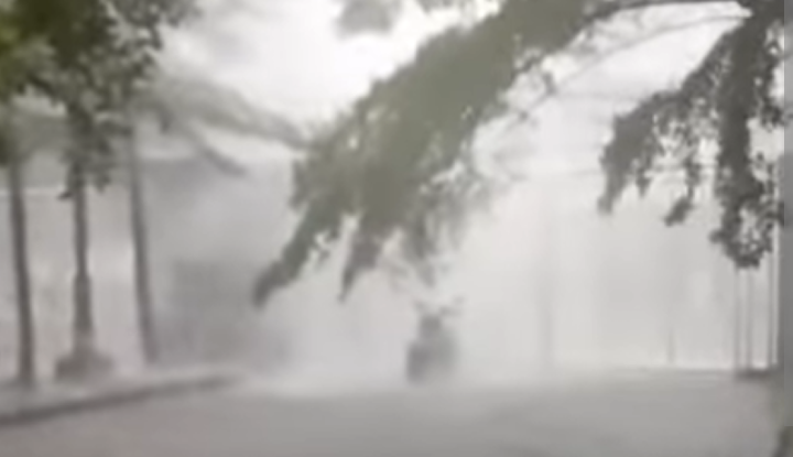 Buset! Heboh Air Terjun di Langit Bekasi, Ternyata dari Talang Air Luber