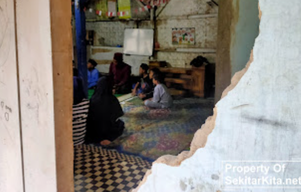 Puluhan Anak Tetap Mengaji Meski Bangunan Mau Ambruk