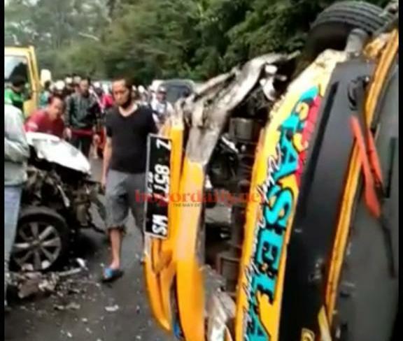 
 Kecelakaan truk dan mobil di Jalan Raya Puncak, Ciloto, Cianjur, Jawa Barat pada Selasa, 1 November 2022. (Tangkapan Layar/Bogordaily.net)