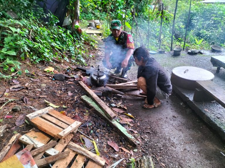 Koptu Suryanto Masuk Dapur, Wujud Kepedulian Babinsa Kepada Warga Binaan