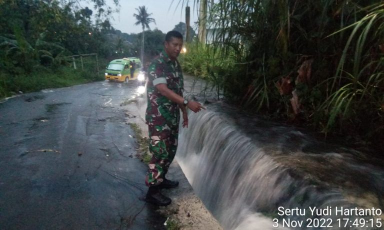 Cegah Adanya Korban, Sertu Yudi Pantau Banjir Lintasan di Jalan Raya Cibeureum