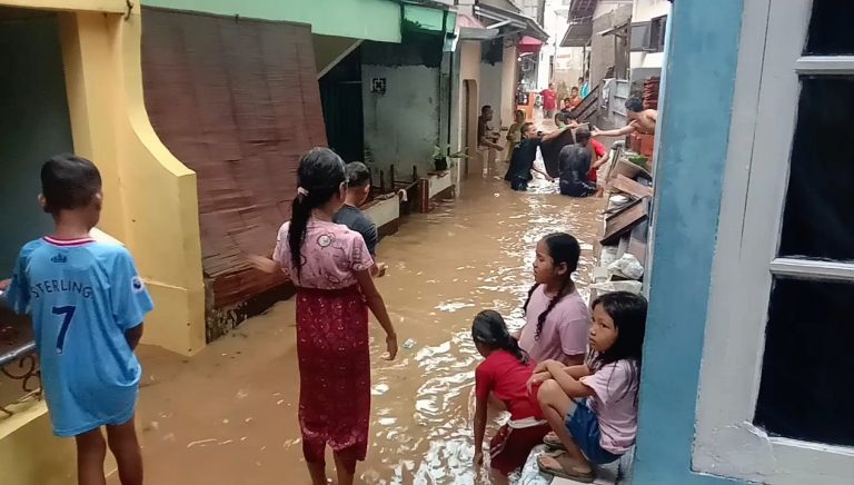 Cuaca Ekstrem, Banjir Rendam Pemukiman Warga Akibat Meluapnya Kali Cibalok