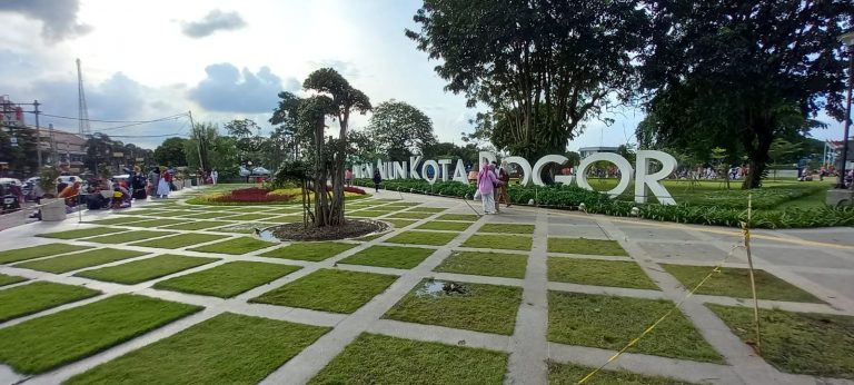 Alun-Alun Kota Bogor, Piknik Murah Meriah ala Warga Bareng Anak
