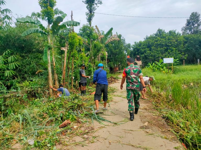 Cegah Banjir, Babinsa Monitor Kerja Bakti di Kelurahan Mekarwangi