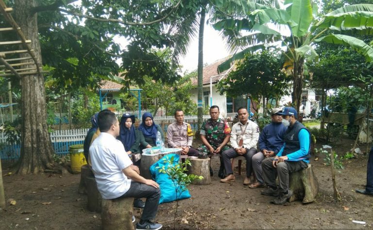 Serda Jayadi Beri Edukasi Memilah Sampah di Bojong Neros