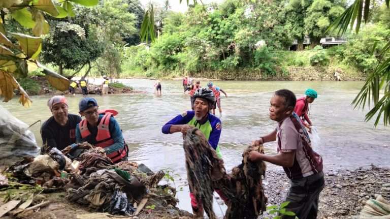 Peringati Hari Sungai Ciliwung, Komunitas Ini Bersih-Bersih