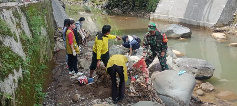 Melalui Giat ‘Minggu Bersih’ Babinsa Bergerak Bersihkan Sungai Ciliwung
