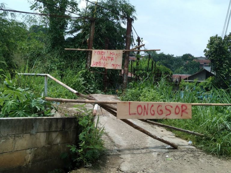 Diterjang Longsor, Jembatan Gantung Penghubung Desa Cilebut Timur Ditutup