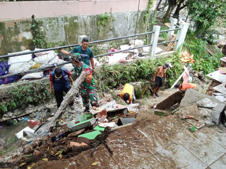 Babinsa Mulyaharja Terjun ke Lokasi Longsor, Bantu Evakuasi Gudang Sandal