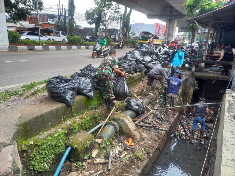 Antisipasi Banjir, Peltu Subandriyo Bersihkan Drainase Jalan Sholeh Iskandar