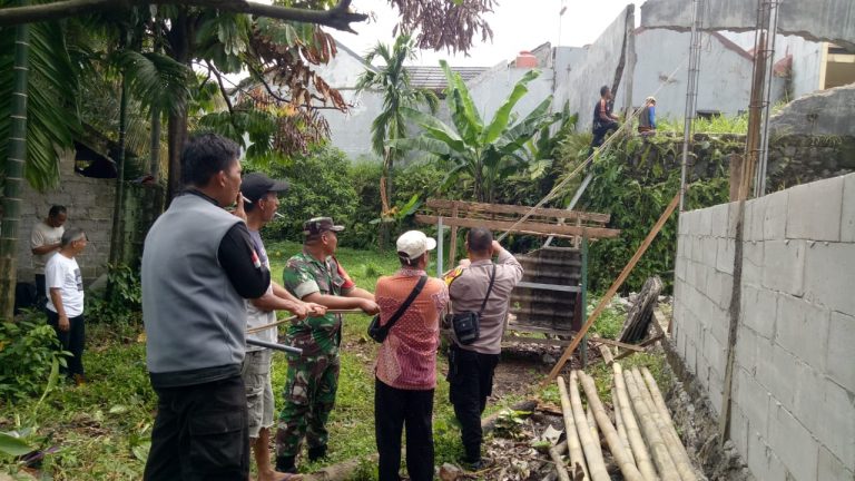 Peltu Selamet Ikut Bongkar Tembok Villa di Kelurahan Ciparigi