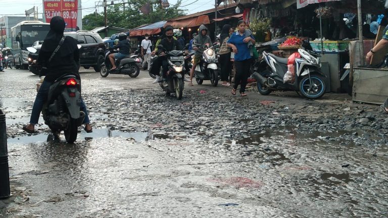 Penampakan Jalan Rusak di Pasar Parung Bogor, Penuh Kubangan Air!