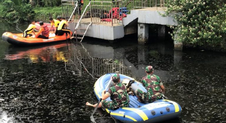 Jadi Polemik, Sampah di Situ Plaza Cibinong Akhirnya Diangkut