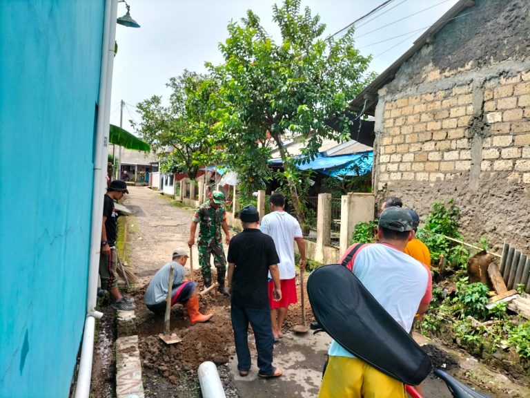 Cegah Terjadinya Banjir, Babinsa Koptu Suryanto Kerja Bakti Bareng Warga
