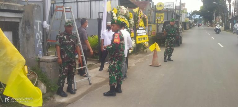 Babinsa Cilendek Barat Kawal Pemakaman Mertua Letjen TNI Afini Boer