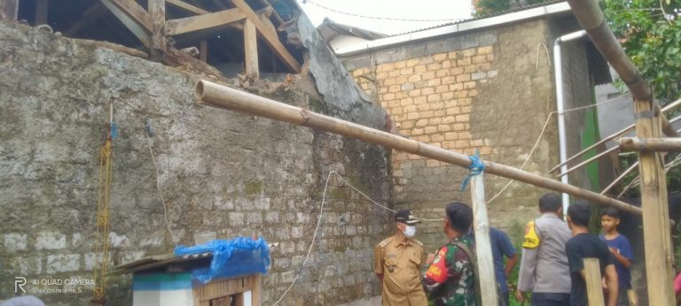 Rumah Warga di Cilendek Rusak Akibat Gempa Cianjur, Peltu Budi Cek Lokasi