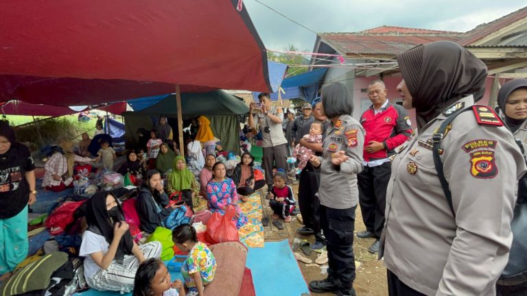 Polwan Polres Bogor Beri Trauma Healing kepada Korban Gempa Cianjur