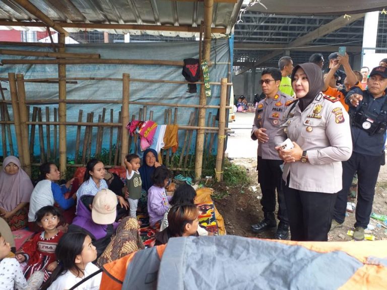 Petugas Polres Bogor Bantu Evakuasi Korban Gempa Cianjur