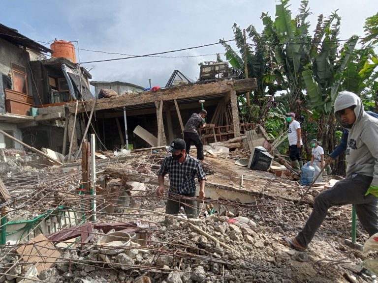 Dampak Gempa Cianjur, Begini Kondisi Rumah Ambruk di Cisarua