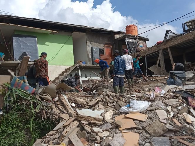 
 Salah Satu Rumah Rusak Terdampak Gempa di Wilayah Kecamatan Cisarua. (Albin/Bogordaily.net)