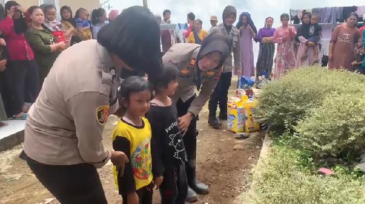 Polwan Polres Bogor Kembali Beri Trauma Healing ke Korban Gempa Cianjur