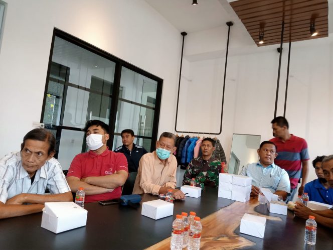 
 Babinsa Koptu Bagoes RS sedang mediasi warga dengan PT. Mehar terkait pembangunan turap pasca longsor. (Istimewa/Bogordaily.net).