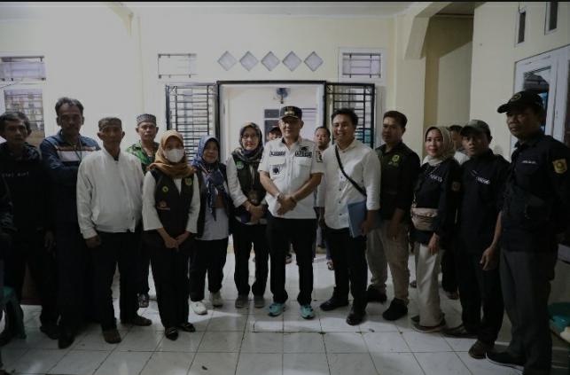 
 Dinsos Kabupaten Bogor tengah Memberikan Bantuan Kepada Pengungsi Terdampak Gempa Cianjur. (Istimewa/Bogordaily.net)