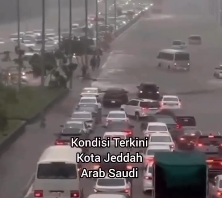 Jeddah Diterjang Banjir, Sekolah sampai Penerbangan di Bandara Ditutup