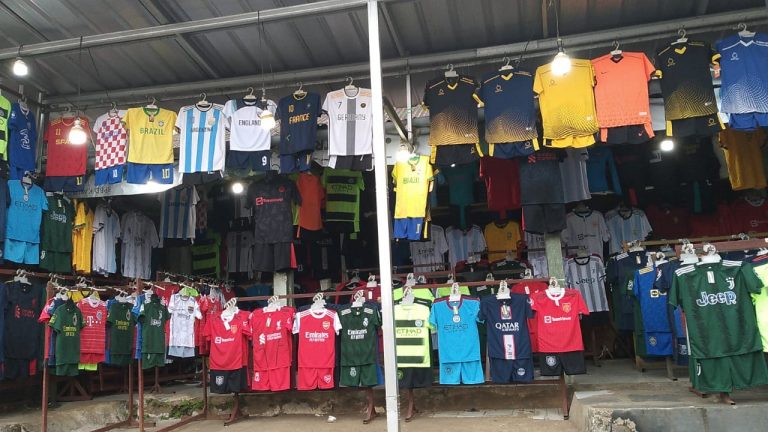 Musim Piala Dunia, Penjualan Jersey di Cibinong Laris Manis