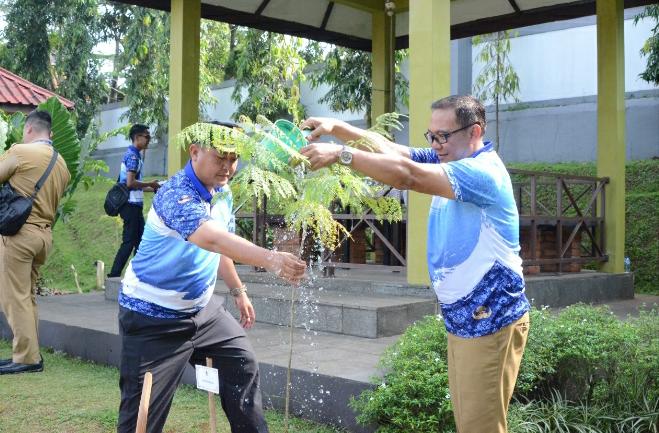 Cibinong Situ Plaza Dipercantik, Plt Bupati Bogor Tanam 150 Pohon Jacaranda