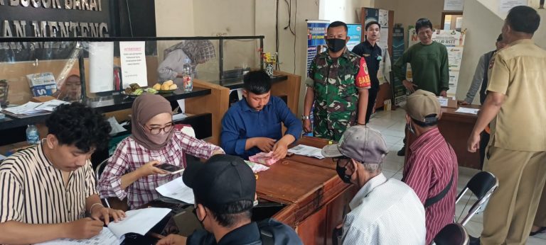 Babinsa Pantau Pembagian Bansos Serentak di Dua Kelurahan di Bogor Barat 