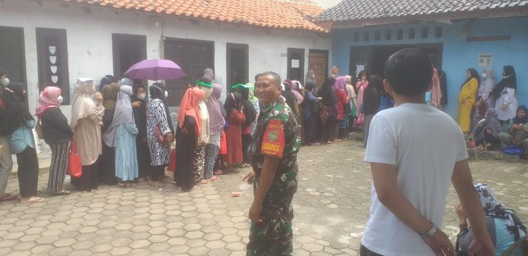 Babinsa Sukses Kawal Pembagian Bansos di Kecamatan Bogor Utara