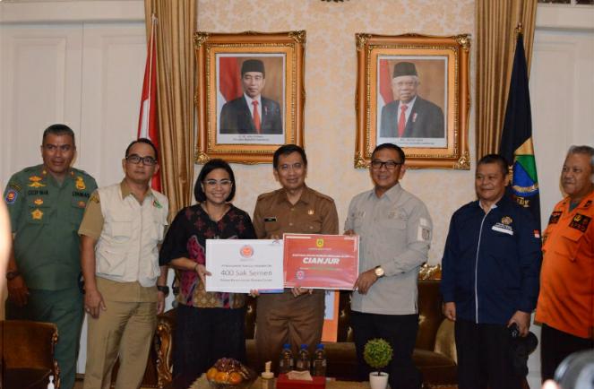 
 Plt Bupati Bogor, Iwan Setiawan saat Menyerahkan Bantuan Kepada Pemkab Cianjur. (Istimewa/Bogordaily.net)