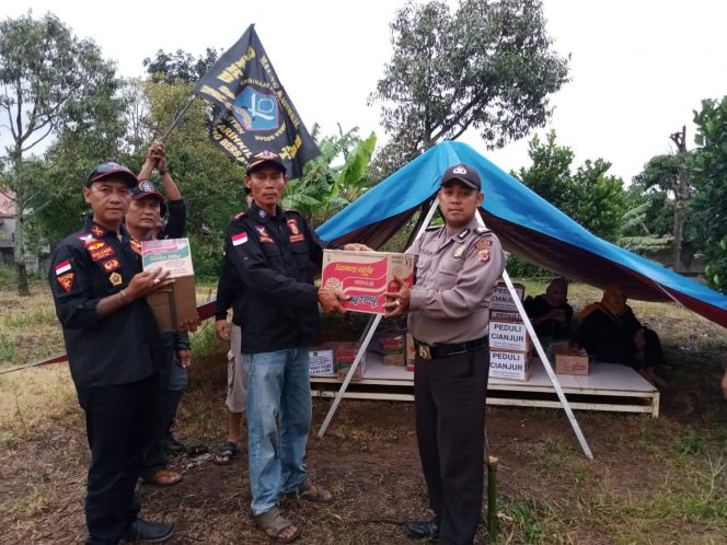 
 Polsek Parung dan Ormas BPPKB Banten Ciseeng saat Menyerahkan Bantuan untuk Korban Gempa Cianjur. (Ruslan/Bogordaily.net)