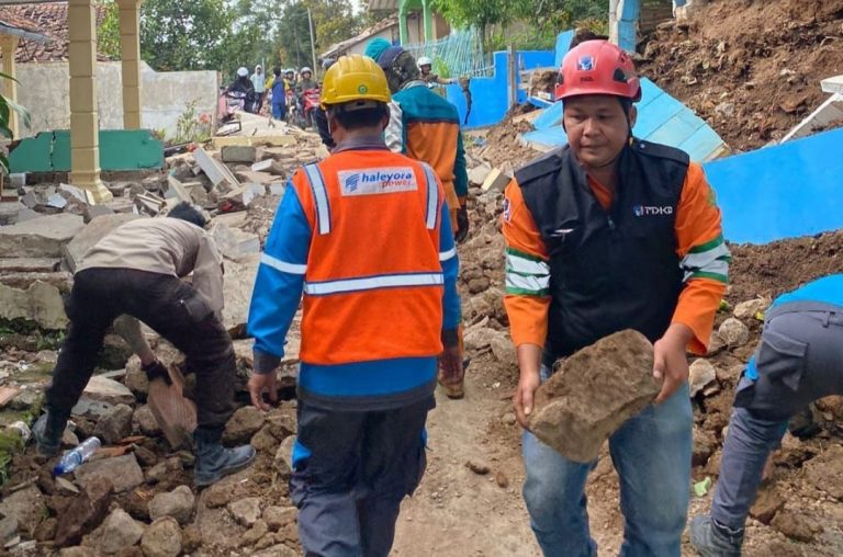 Meski Rumahnya Hancur Akibat Gempa Cianjur, Petugas PLN Tetap Jalani Tugas Layani Masyarakat