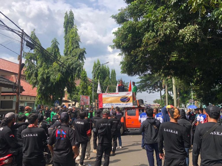 Minta UMK Naik 13 Persen, Buruh Demo Disnaker Kabupaten Bogor