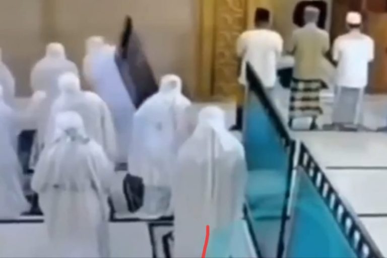Viral Pria Ini Ngantuk hingga Lunglai dan Terjatuh saat Salat Berjamaah di Masjid