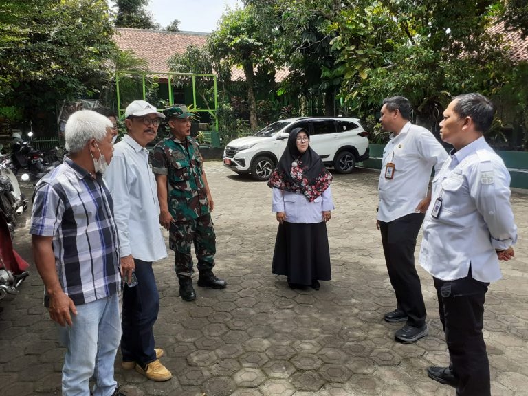 Babinsa Kelurahan Bantarjati Kawal Kunjungan Wali Kota Bogor ke SDN Bantarjati 9