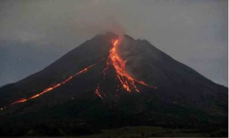 Gunung Merapi Keluarkan Guguran Lava Sebanyak 13 Kali dalam Sepekan