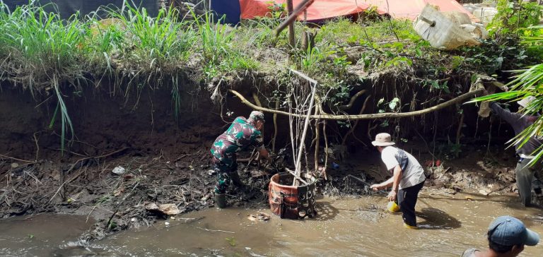 Mencegah Terjadinya Banjir, Babinsa Ikut Normalisasi Kali