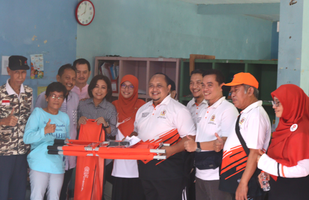 Anggota DPRD Kota Bogor Anna Mariam Beri Tandu ke Kelurahan Sukasari