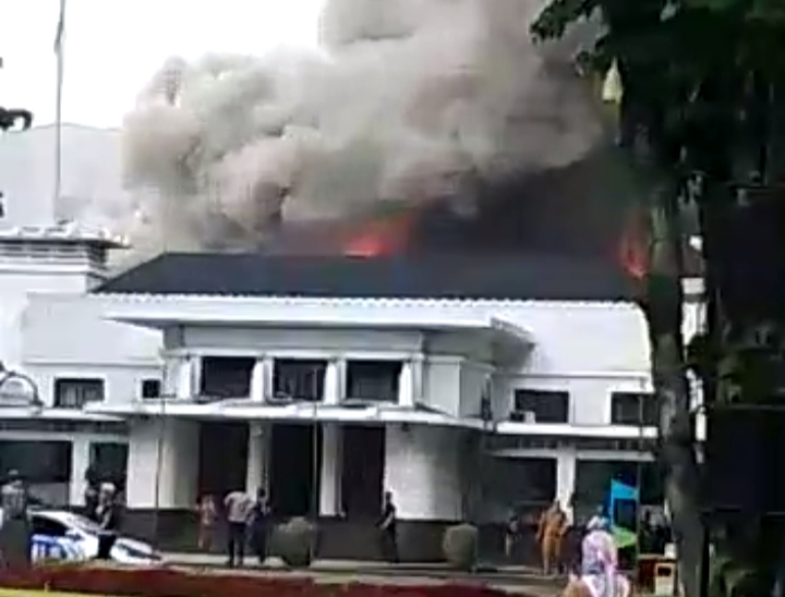 Balai Kota Bandung Terbakar Hebat, Api dan Asap Membumbung Tinggi