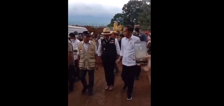 Tiba di Cianjur, Jokowi Langsung Cek Longsor Cugenang Cianjur