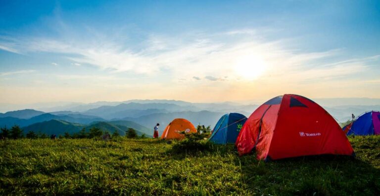 Pecinta Gunung Wajib Tau! Ini Tips Mendirikan Tenda yang Benar