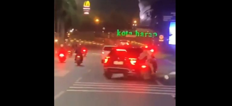 Viral, Mobil vs Motor di Tengah Jalan, Motornya Disenggol Langsung Nyungsep