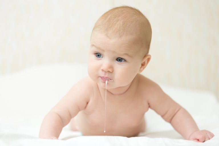 3 Cara Mengatasi Bayi yang Sering Gumoh, Hindari Tengkurap
